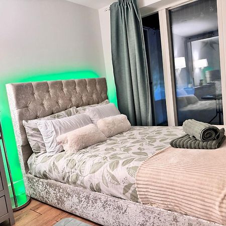 Tropical Room With Private Bathroom And Patio ロンドン エクステリア 写真