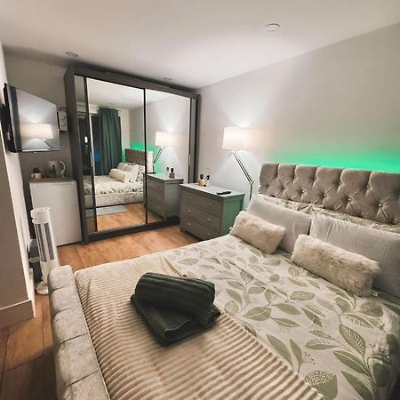 Tropical Room With Private Bathroom And Patio ロンドン エクステリア 写真