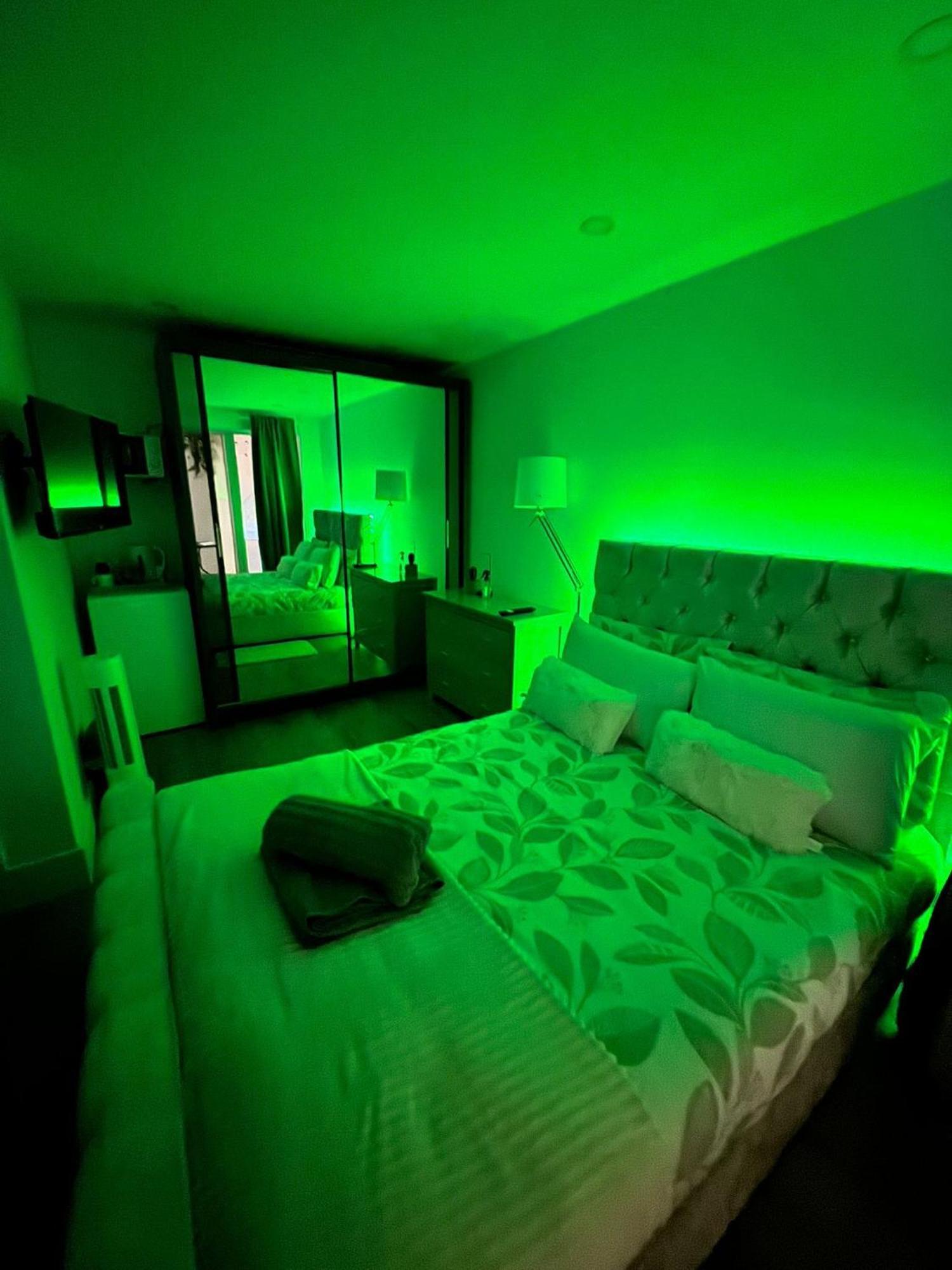 Tropical Room With Private Bathroom And Patio ロンドン エクステリア 写真