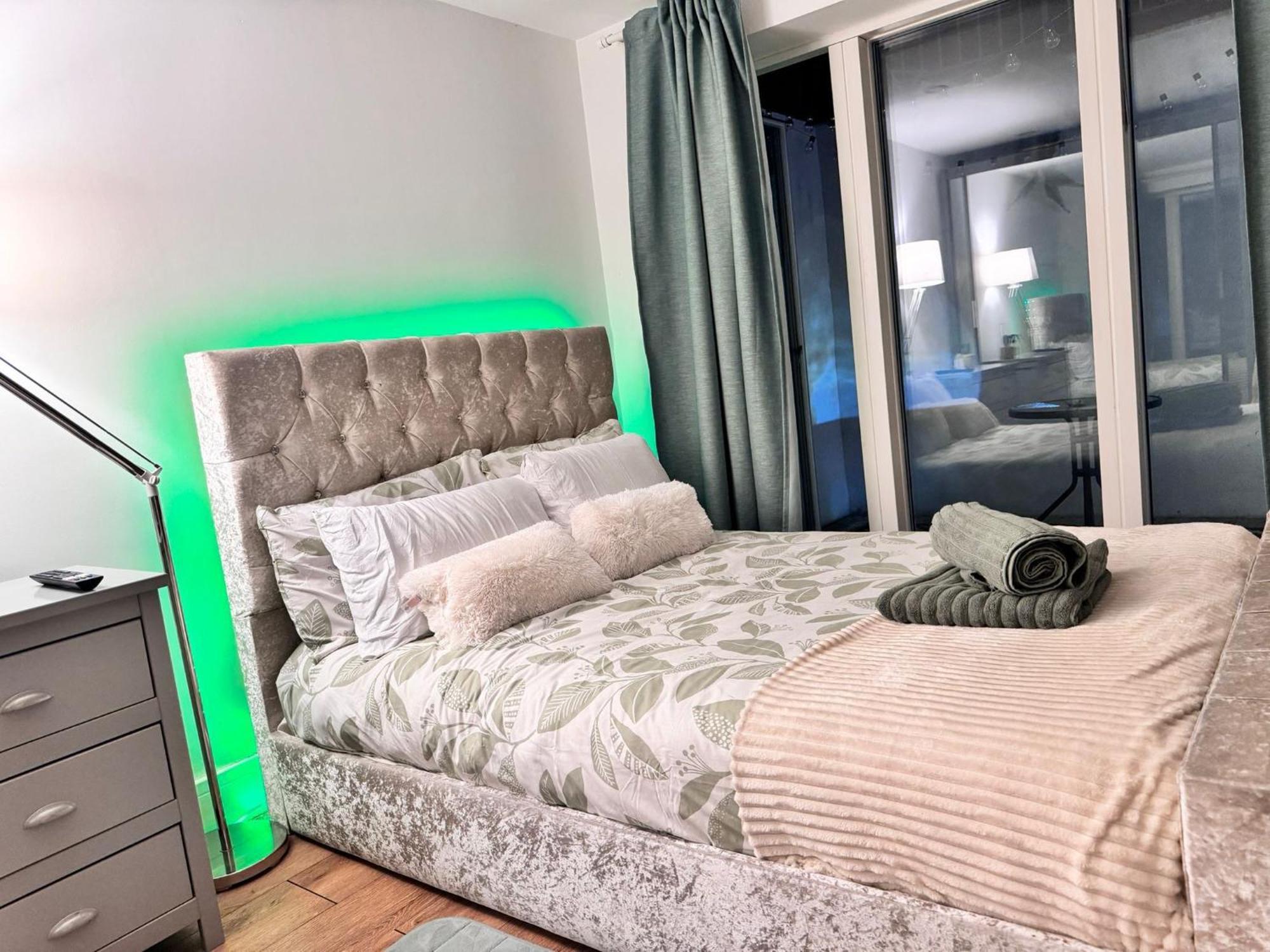 Tropical Room With Private Bathroom And Patio ロンドン エクステリア 写真