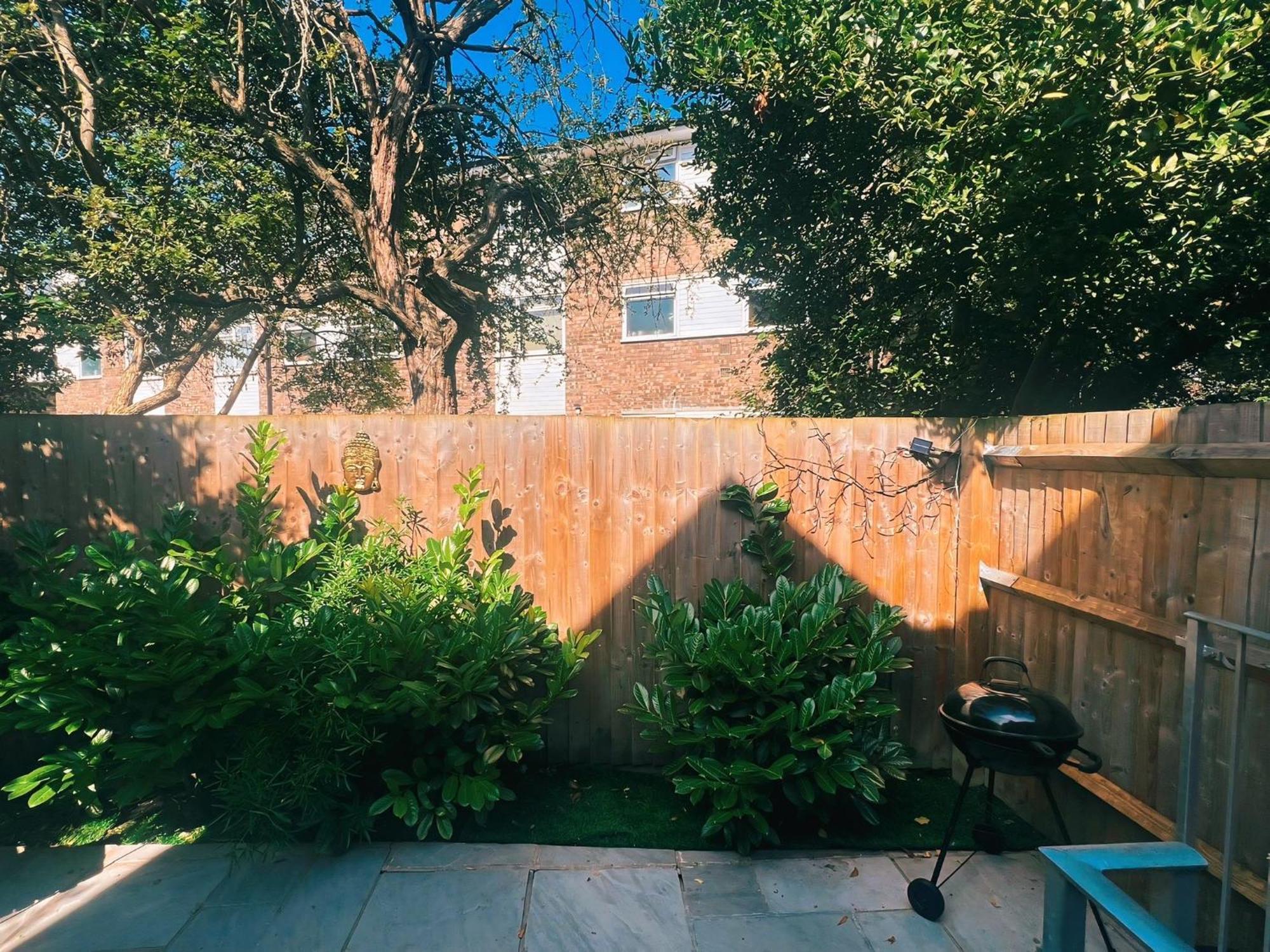 Tropical Room With Private Bathroom And Patio ロンドン エクステリア 写真