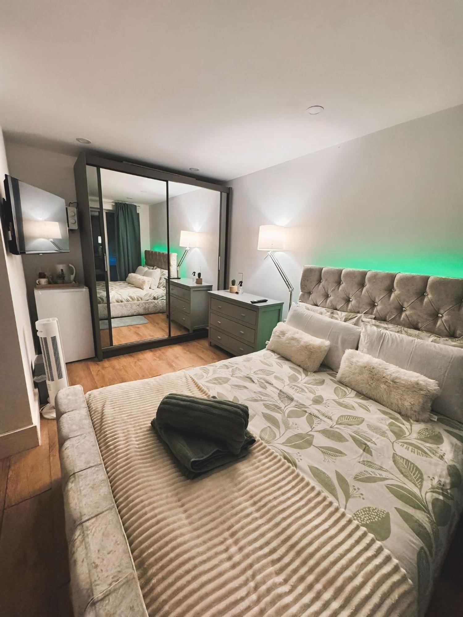 Tropical Room With Private Bathroom And Patio ロンドン エクステリア 写真