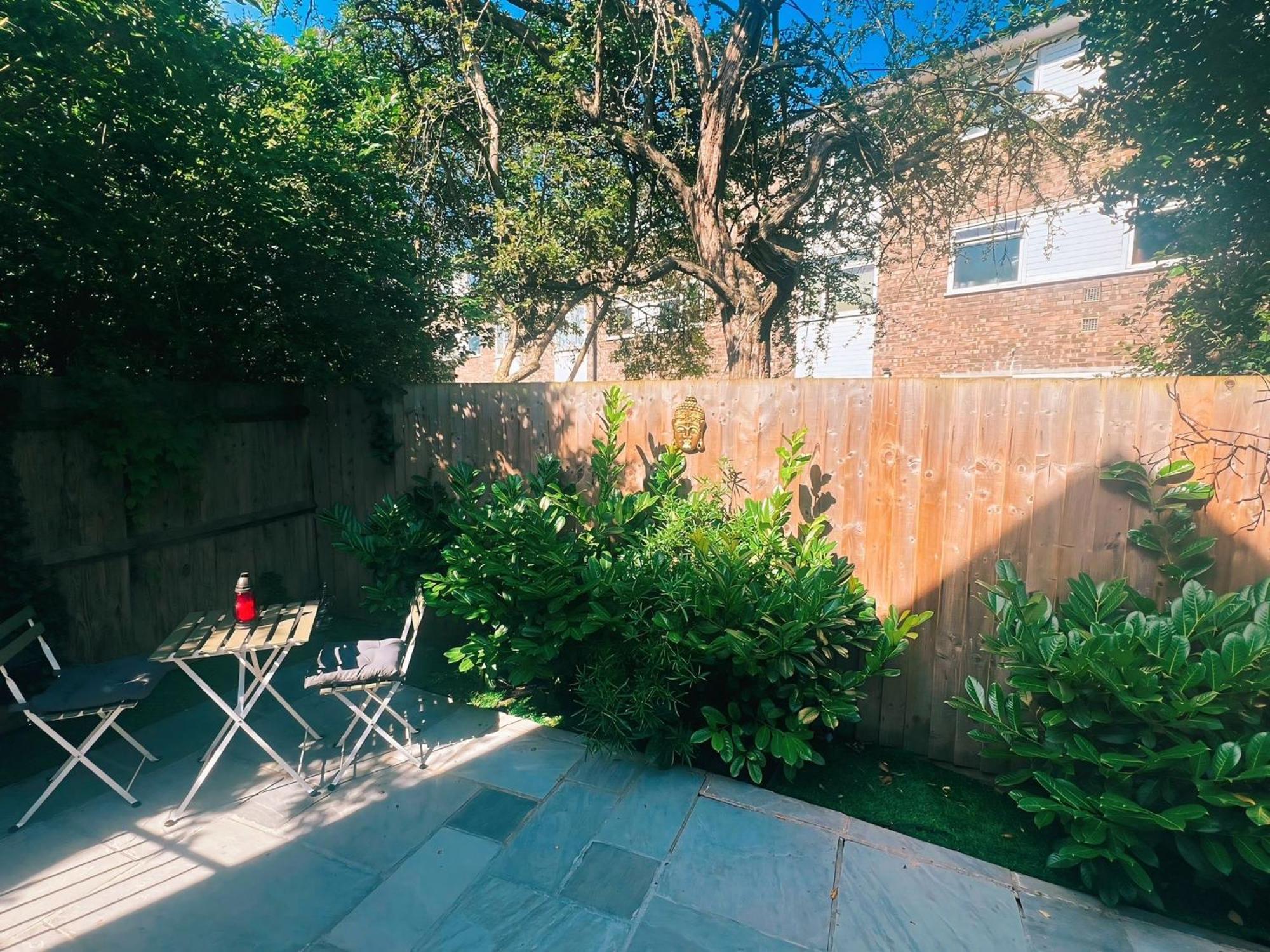 Tropical Room With Private Bathroom And Patio ロンドン エクステリア 写真